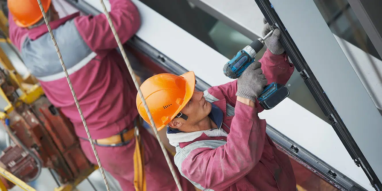 Un tôlier-serrurier sur un chantier