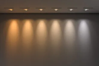 Changer l'ampoule d'un spot encastrable sans cerclage : ce qu'il faut savoir avant de se lancer