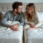 Jeune couple compare deux matelas dans la chambre