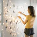 accrocher une guirlande lumineuse au mur sans trou
