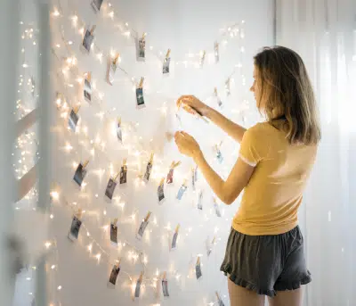 accrocher une guirlande lumineuse au mur sans trou