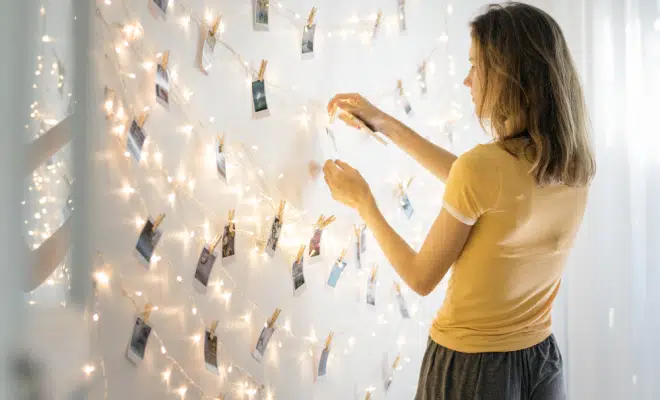 accrocher une guirlande lumineuse au mur sans trou