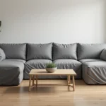 Housse canapé d'angle grise stretch bien ajustée dans un salon scandinave moderne avec parquet en chêne clair