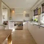 cuisine moderne avec espace de rangement optimisé et design élégant