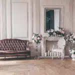 meuble vintage en bois aux couleurs pastel dans un intérieur chaleureux