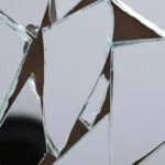 Miroir cassé : que faire pour gérer la situation et le remplacer ?