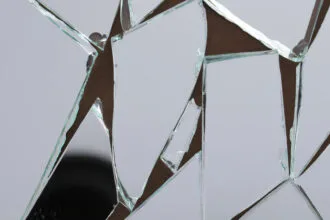 Miroir cassé : que faire pour gérer la situation et le remplacer ?