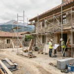 Chantier de rénovation dans les Pyrénées-Orientales avec maison en pierre et échafaudage