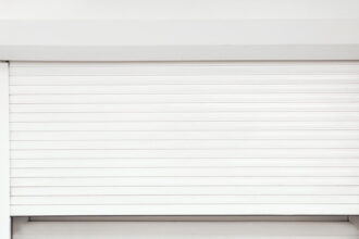Volet bloqué, fenêtre cassée à Auch : urgence et rénovation de menuiseries dans le Gers