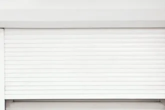 Volet bloqué, fenêtre cassée à Auch : urgence et rénovation de menuiseries dans le Gers